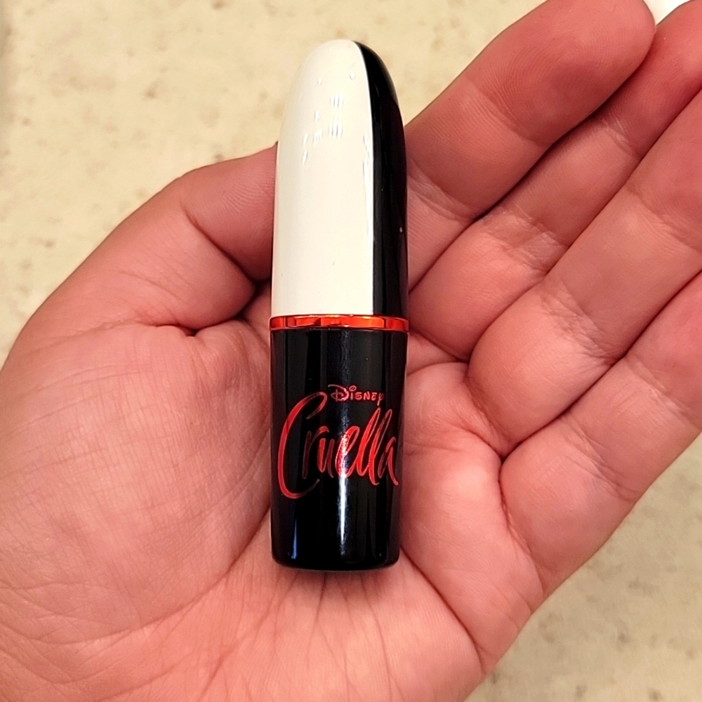 MAC x Cruella lipstick in "Dev iL in the Details"